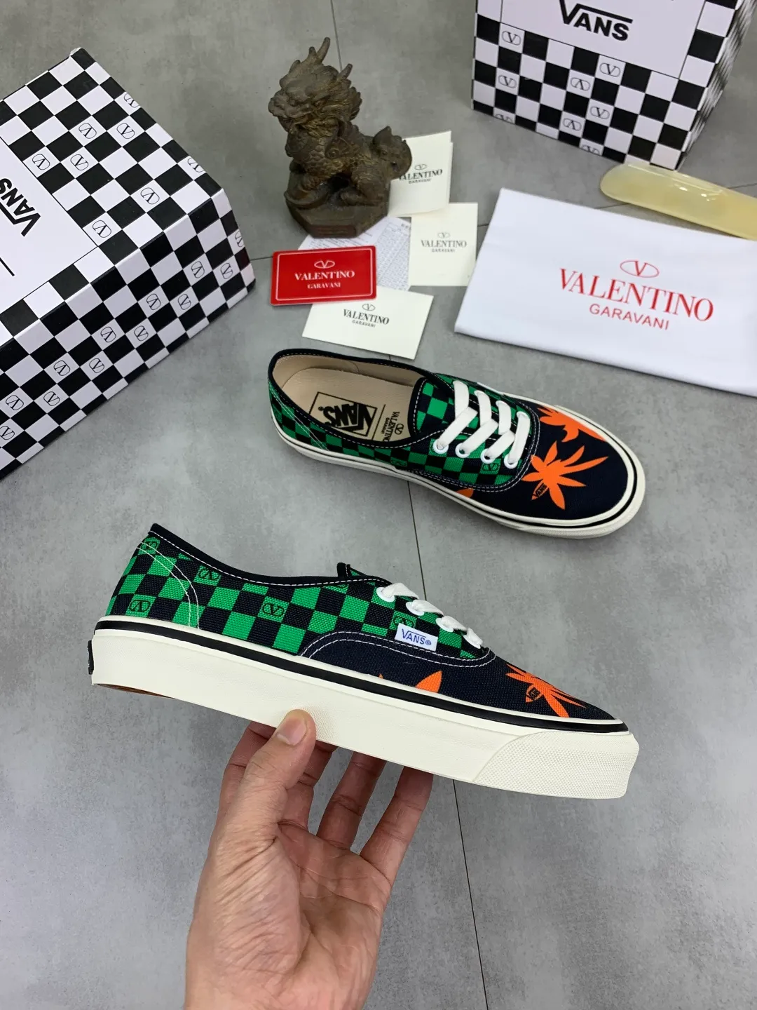 Men's shoes 💰P460 New Valentino❌Wans co-branded Valentino and Vans release new co-branded sneakers, integrating Valentino's Italian high-definition aesthetics and Vans's free and authentic spirit, giving classic shoes a personality that spans the ages. Many stars - Jolin Tsai. Yang Zi. Liu Wen. Ma Baiquan. Choi Soobin. freen. Song Zuer. JJ Lin. zel. Cecilia Cheung. shark. Xin Yunlai...Same style. Female model: 35-42 (41.42 is custom-made and non-refundable) Men's model: 39-46 (45.46 is custom-made and non-refundable)